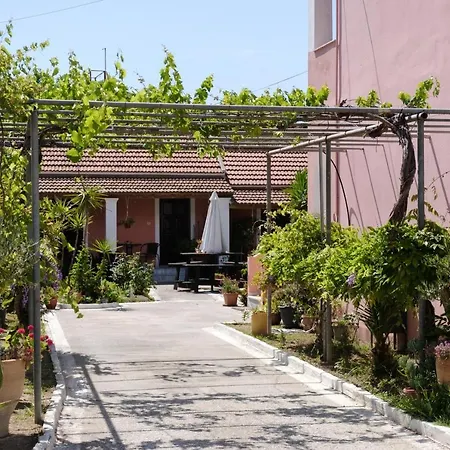 Apartment Mouzakitis 4 *